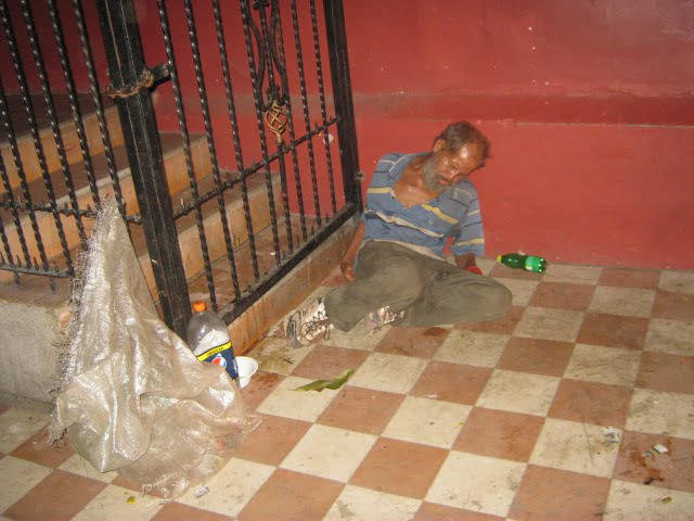 Un indigente durmiendo la mona en los corredores prximos al Palacio Municipal